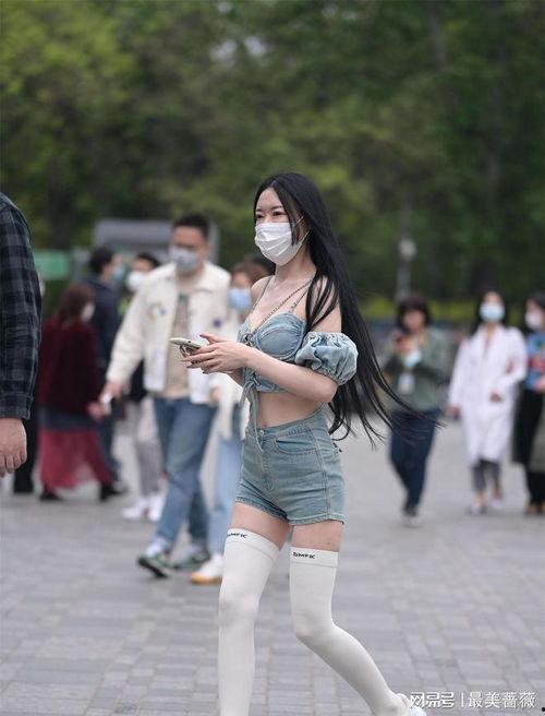 白色筒袜视频,时尚潮流的演变与魅力